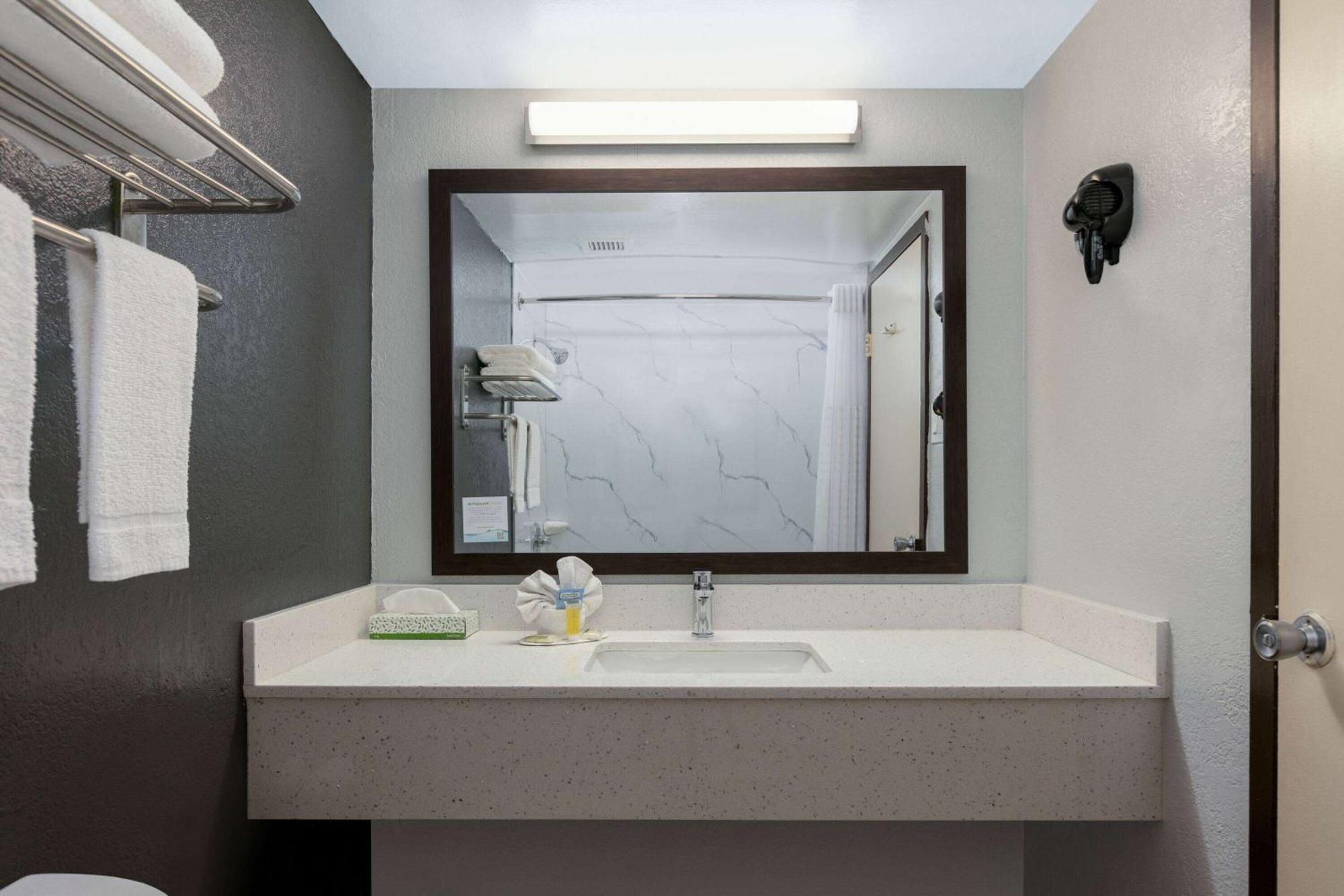 Super 8 By Wyndham Grand Prairie North Motel Buitenkant foto